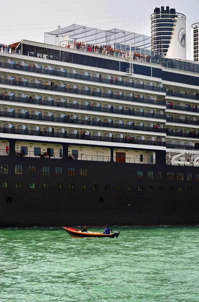 The cruise ship in Venice — Stock Photo, Image