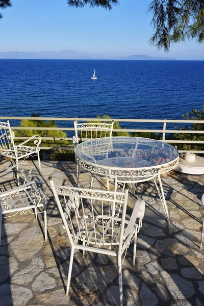 Picnic table and chairs in shadow of pine trees. Aegean coast, A — Stock Photo, Image