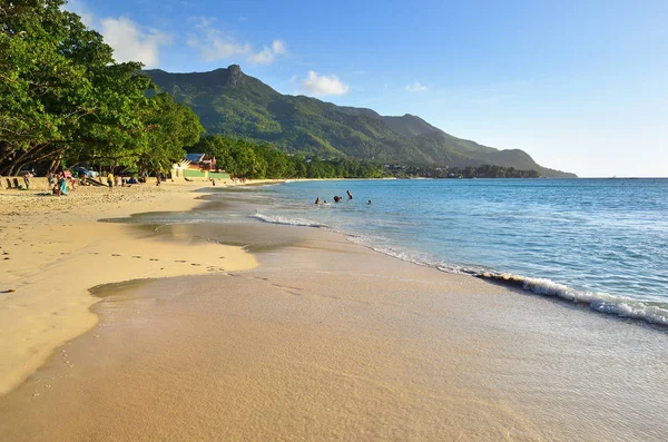 Homokos strand Beau Vallon, Mahe, Seychelles-szigetek — Stock Fotó