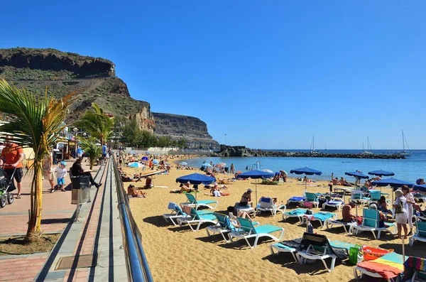 Publiczna plaża w Puerto de Mogan. Hiszpania — Zdjęcie stockowe