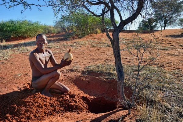 Cazador de bosquimanos en el desierto de Kalahari, Namibia — Foto de Stock