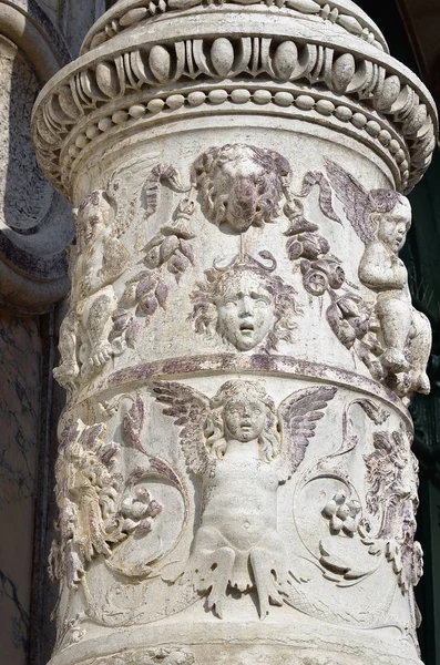 Ein Basrelief auf der Säule in Venedig — Stockfoto