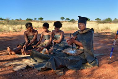 Bushmen kadınlar, Kalahari Çölü, Namibya