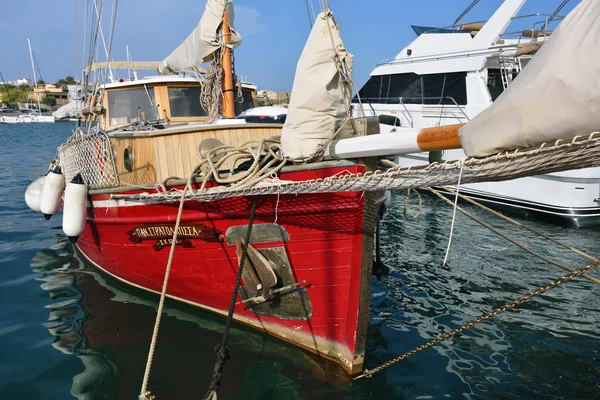 Iate à vela atracado na marina. Grécia — Fotografia de Stock