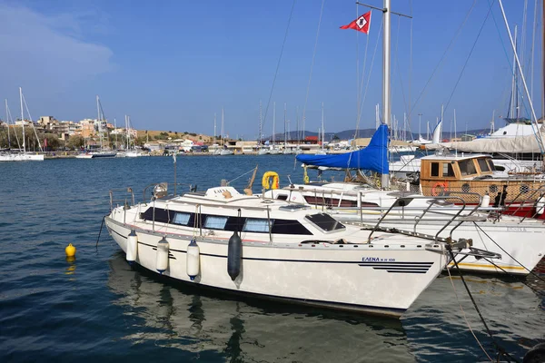 Невеликі човни пришвартовані в marina. Греція — стокове фото