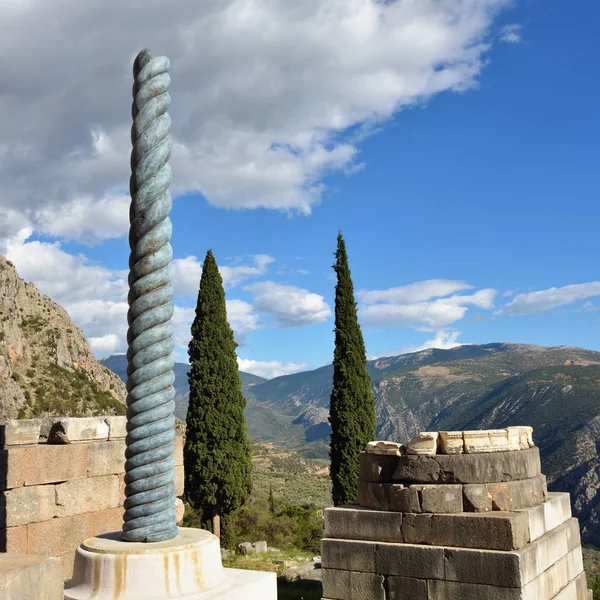 La antigua columna griega en Delfos, Grecia — Foto de Stock