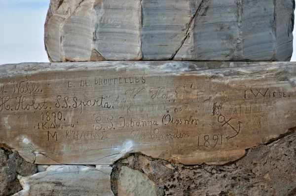 Inscrições esculpidas no templo de Poseidon na Grécia Fotos De Bancos De Imagens