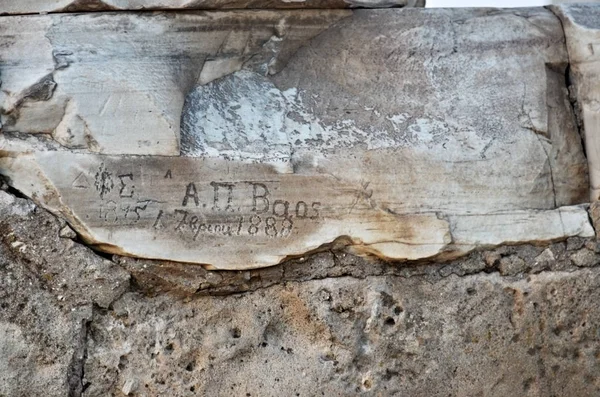 Inscrições esculpidas no templo de Poseidon na Grécia Fotos De Bancos De Imagens