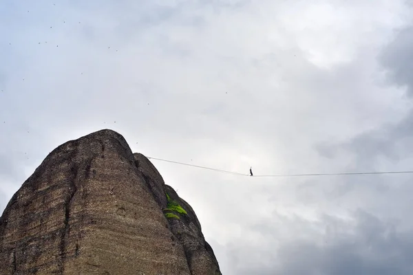 Tightrope walker w Meteora, Grecja — Zdjęcie stockowe