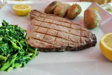 Batatas bir murro ve brokoli ile orkinos biftek 