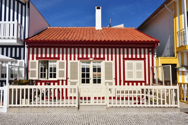 Casas de cor listrada, Costa Nova, Beira Litoral, Portugal, Eur — Fotografia de Stock