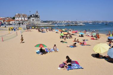 Praia da Rainha halk plajı. Cascais. Portekiz