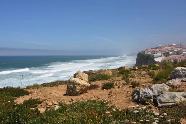 Costa do Oceano Atlântico, aldeia de Azenhas do Mar, Sintra, Lisboa, Pó — Fotografia de Stock