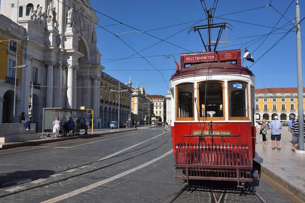 Червоний трамвай на квадратний Comercio de Praca, в Лісабоні, Португалія — стокове фото