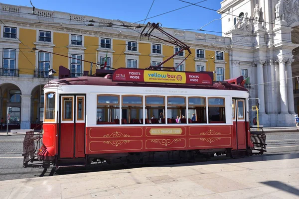 लिस्बन, पुर्तगाल में एक वर्ग प्रका डी कॉमर्सियो पर लाल ट्राम — स्टॉक फ़ोटो, इमेज