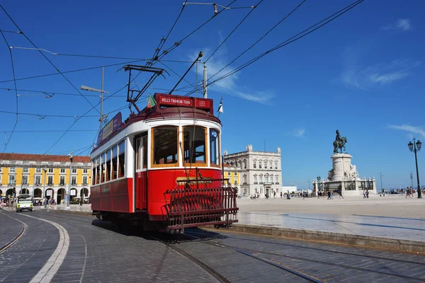 Tram rosso su una piazza Praca de Comercio a Lisbona, Portogallo — Foto Stock