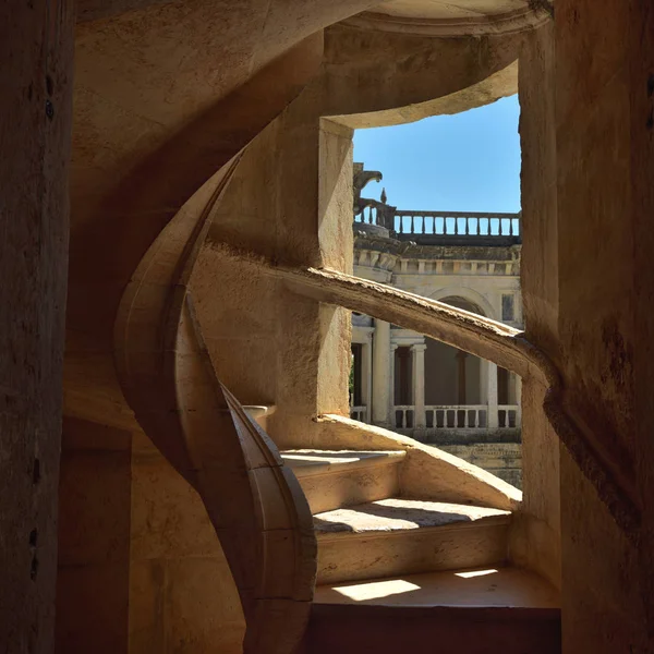 Монастырь Христа в Томаре, Португалия. Спиральная лестница — стоковое фото