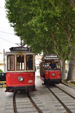 Sintra sokak sahne eski kırmızı tramvay ile