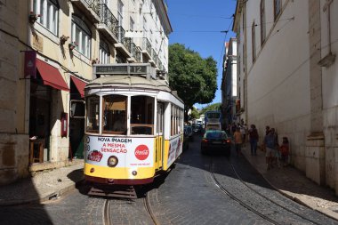 Eski tramvay ile Lizbon sokak sahne