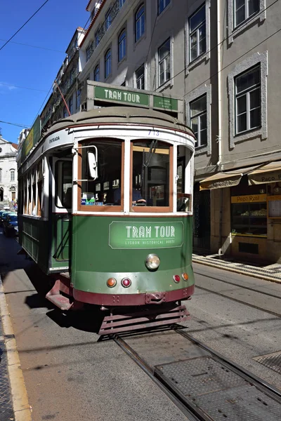 Green tram on a narrow street in Lisbon, Portugal — Stock Photo, Image