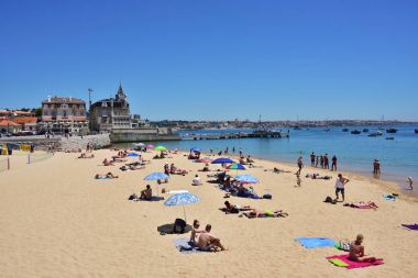 Praia Ribeira halk plajı. Cascais. Portekiz