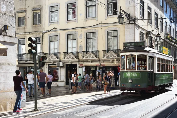 Зелений трамвай на вулиці в Лісабоні, Португалія — стокове фото