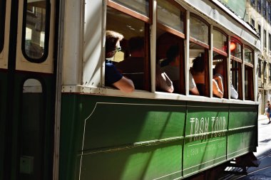 Lizbon, Portekiz bir sokakta yeşil tarihi tramvay
