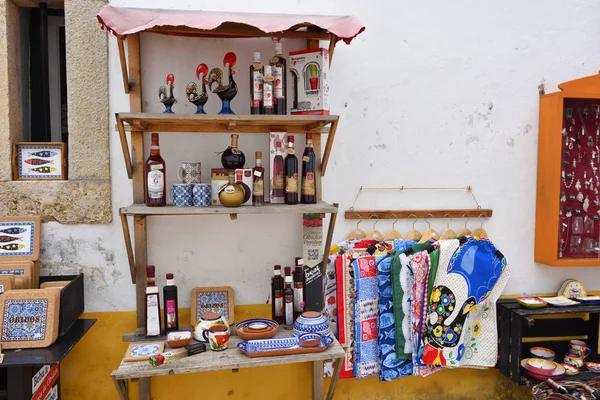 Suvenýry na ulicích malebném městě Obidos, Port — Stock fotografie