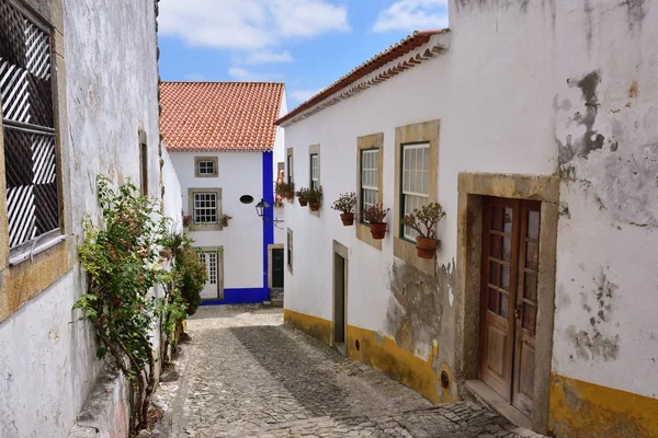 In de straten van het pittoreske dorp van Obidos, Portugal — Stockfoto