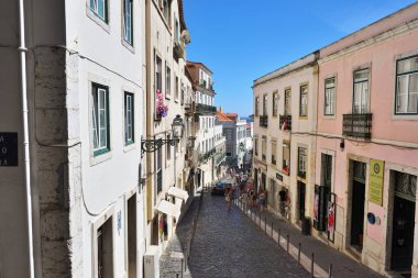 Lizbon Alfama tarihi kesiminde Eski sokaklar. Portekiz