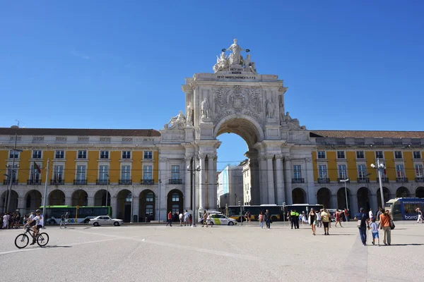 Arco triunfal en la Plaza del Comercio, Lisboa, Portugal — Foto de Stock