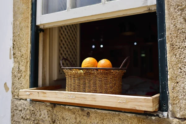 Naranjas en la cesta, Obidos, Portugal — Foto de Stock