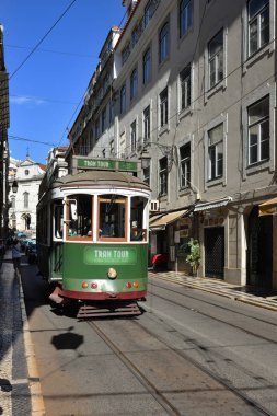 Eski tramvay ile Lizbon sokak sahne