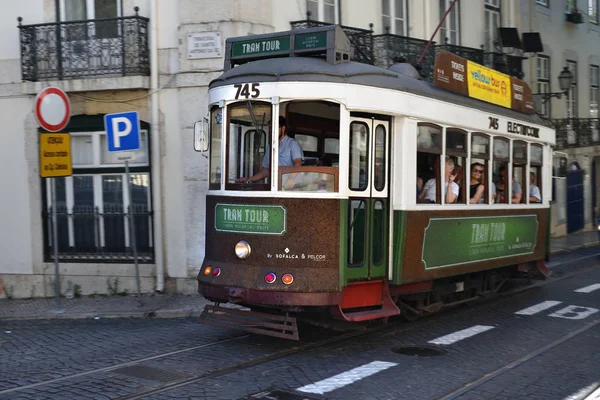 Eski tramvay ile Lizbon sokak sahne — Stok fotoğraf