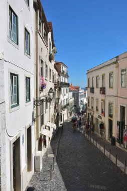 Lizbon Alfama tarihi kesiminde Eski sokaklar. Portekiz