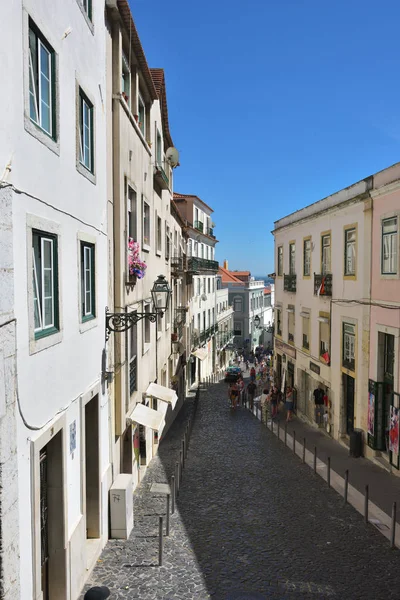 Oude straatjes in het historische deel van Lissabon-Alfama. Portugal — Stockfoto
