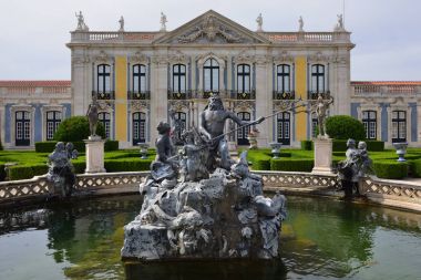 Queluz Sarayı yer alan bir Portekizli 18. yüzyıl Sarayı dır