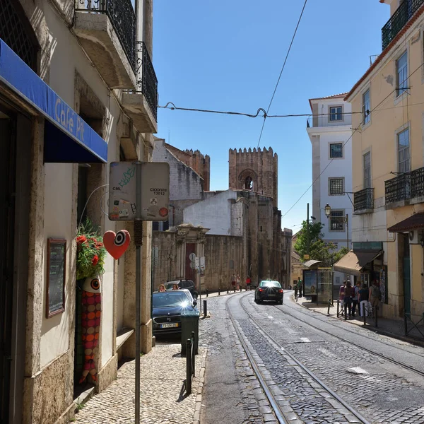 Stará ulice v historické části Lisabonu Alfama. Portugalsko — Stock fotografie
