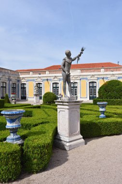 Queluz Sarayı yer alan bir Portekizli 18. yüzyıl Sarayı dır