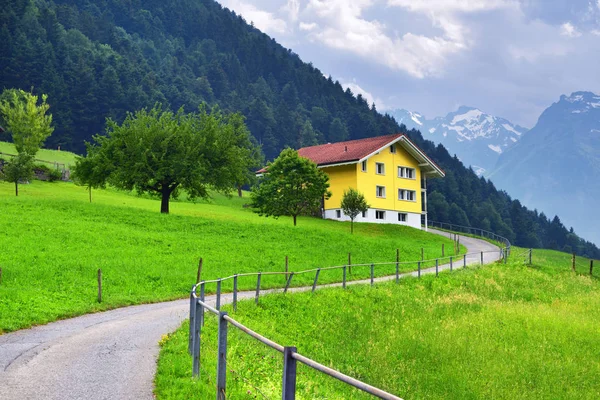 Impresionante paisaje alpino en el cantón Uri, Suiza — Foto de Stock