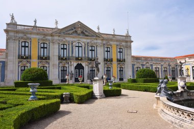 Queluz Sarayı yer alan bir Portekizli 18. yüzyıl Sarayı dır