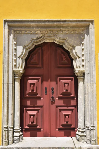 Puertas de madera en Córdoba, Portugal — Foto de Stock