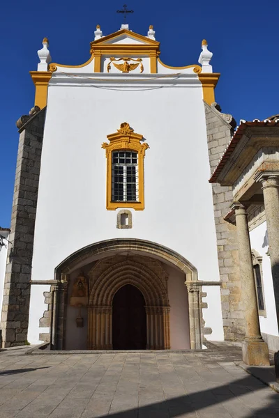 La fachada de una iglesia en Evora, Portugal — Foto de Stock