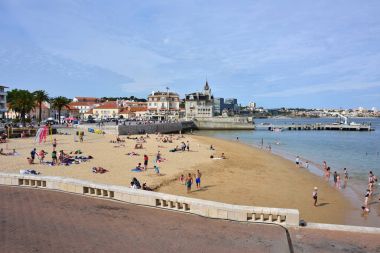 Praia Ribeira halk plajı. Cascais. Portekiz