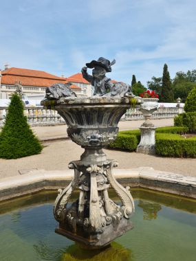 Queluz Sarayı yer alan bir Portekizli 18. yüzyıl Sarayı dır