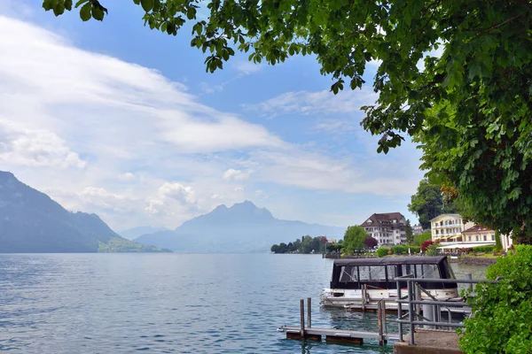 Paesaggio nella regione del lago Lucerna città vicina di Vitznau — Foto Stock