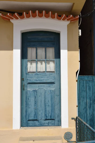 Closed wooden door — Stock Photo, Image