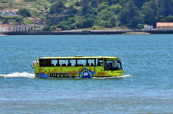 Veicolo anfibio nel fiume Tago. Lisbona, Portogallo — Foto Stock