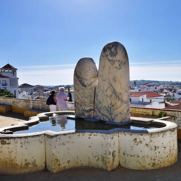 Portugal, Alentejo, Evora. Turister i Diana Garden — Stockfoto