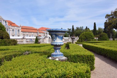 Queluz Sarayı yer alan bir Portekizli 18. yüzyıl Sarayı dır